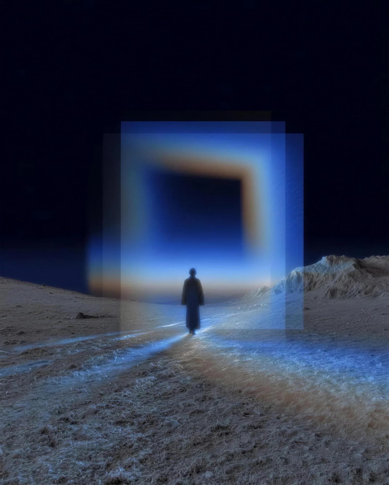 Eine Gestalt geht auf ein leuchtendes Portal in einer nächtlichen Landschaft zu